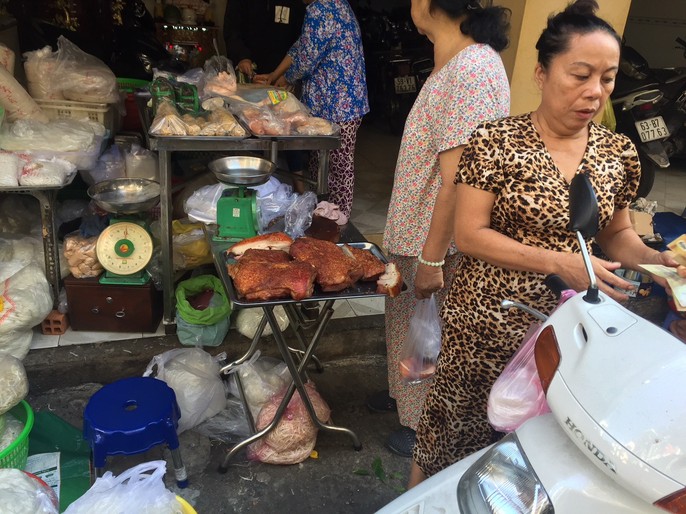 Khói rợp trời ở “phố cá lóc” trong ngày vía Thần Tài - Ảnh 13.