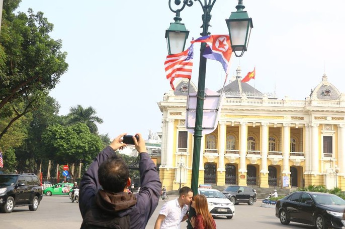 Cờ Mỹ - Triều Tiên tung bay phấp phới giữa thủ đô Hà Nội - Ảnh 7.