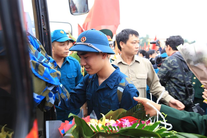 Cận cảnh hàng ngàn thanh niên thủ đô bịn rịn ngày nhập ngũ - Ảnh 7.