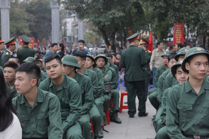 Cận cảnh hàng ngàn thanh niên thủ đô bịn rịn ngày nhập ngũ - Ảnh 12.