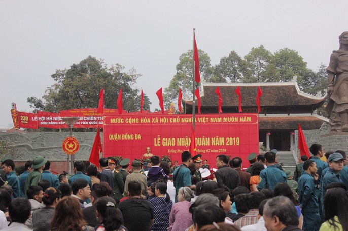 Cận cảnh hàng ngàn thanh niên thủ đô bịn rịn ngày nhập ngũ - Ảnh 14.