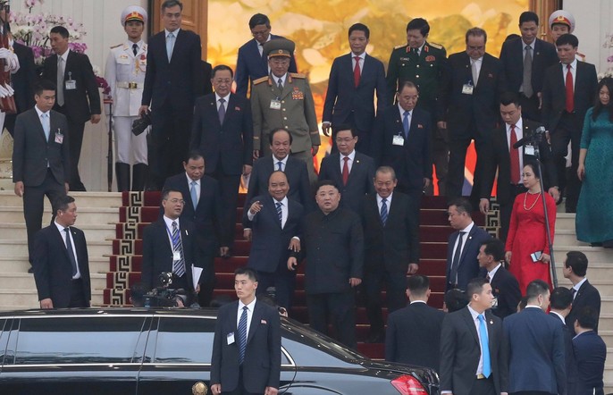 Cận cảnh Thủ tướng Nguyễn Xuân Phúc tiếp Chủ tịch Kim Jong-un - Ảnh 7.