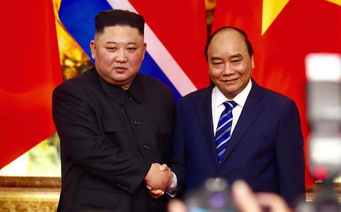 Cận cảnh Thủ tướng Nguyễn Xuân Phúc tiếp Chủ tịch Kim Jong-un - Ảnh 1.