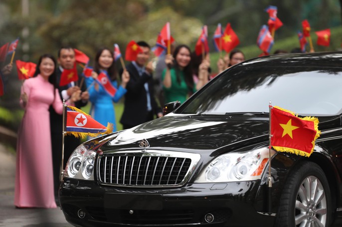 Cận cảnh Thủ tướng Nguyễn Xuân Phúc tiếp Chủ tịch Kim Jong-un - Ảnh 6.