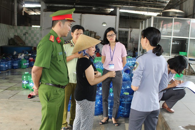 Kinh hãi công nghệ sản xuất nước uống đóng chai - Ảnh 1.