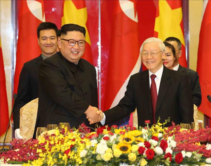 Chủ tịch Triều Tiên Kim Jong-un vui vẻ đánh thử đàn bầu, đàn Klông pút - Ảnh 1.
