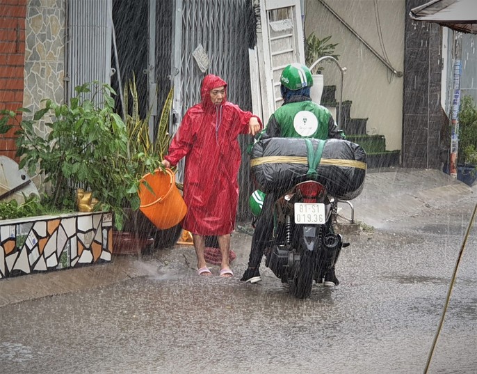 Mưa vàng sẽ xuất hiện liên tiếp ở TP HCM để giải nhiệt trong 2 ngày tới - Ảnh 3.