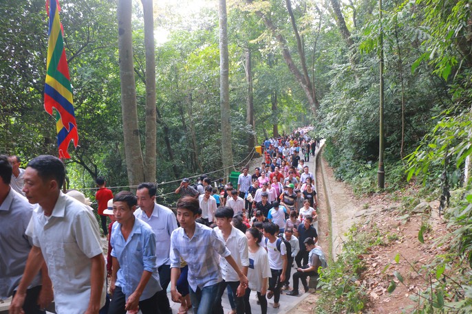 Hàng vạn du khách đổ về Đền Hùng trước ngày giỗ tổ - Ảnh 14.