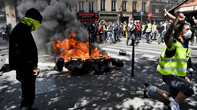 Pháp: Biểu tình lan rộng sau vụ cháy Nhà thờ Đức Bà Paris - Ảnh 3.