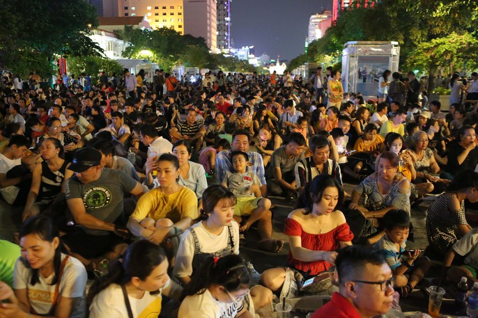 Mãn nhãn với màn pháo hoa chào mừng ngày thống nhất đất nước 30-4 - Ảnh 1. Mãn nhãn với màn pháo hoa chào mừng ngày thống nhất đất nước 30-4 - Ảnh 1.