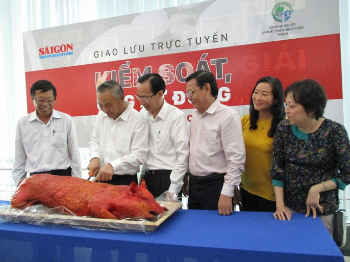 Lãnh đạo TP HCM thoải mái ăn heo quay giữa mùa tả heo châu Phi - Ảnh 1.