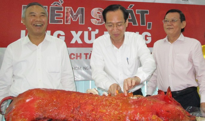 Lãnh đạo TP HCM thoải mái ăn heo quay giữa mùa tả heo châu Phi - Ảnh 2.