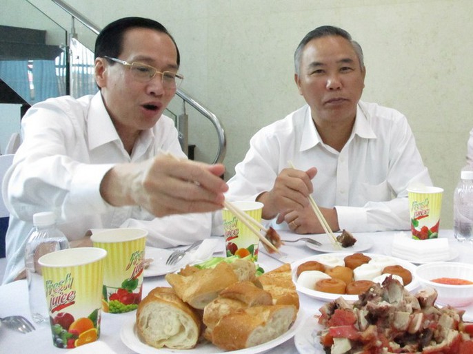 Lãnh đạo TP HCM thoải mái ăn heo quay giữa mùa tả heo châu Phi - Ảnh 4.