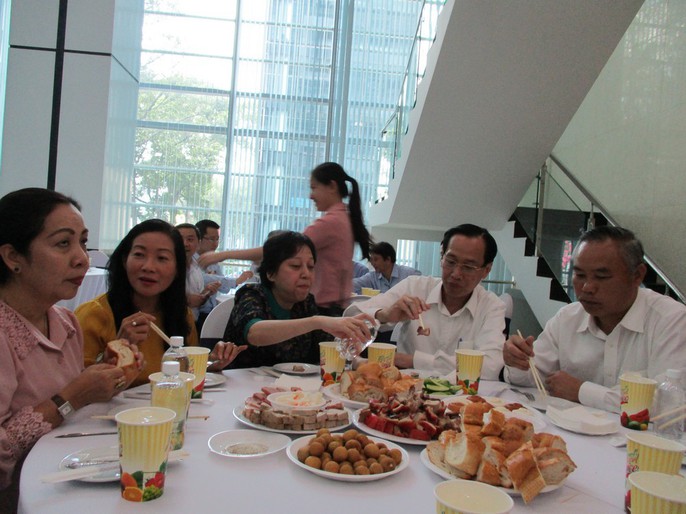 Lãnh đạo TP HCM thoải mái ăn heo quay giữa mùa tả heo châu Phi - Ảnh 5.