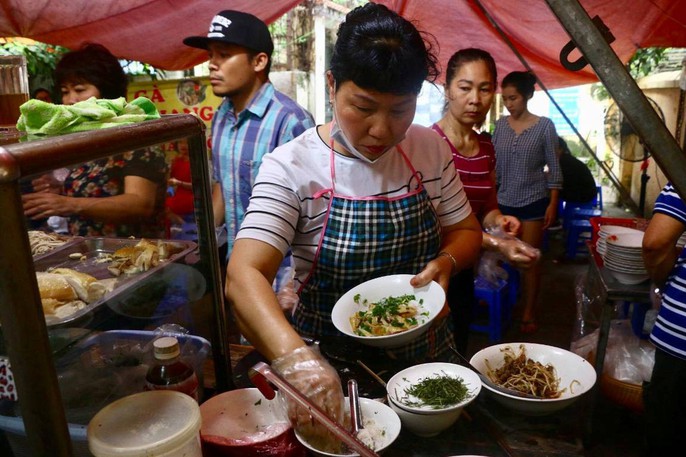 Công chúa kế vị Thụy Điển dùng bữa trưa tại quán cóc Hà Nội - Ảnh 8.