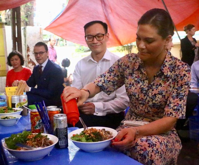 Công chúa kế vị Thụy Điển dùng bữa trưa tại quán cóc Hà Nội - Ảnh 9.