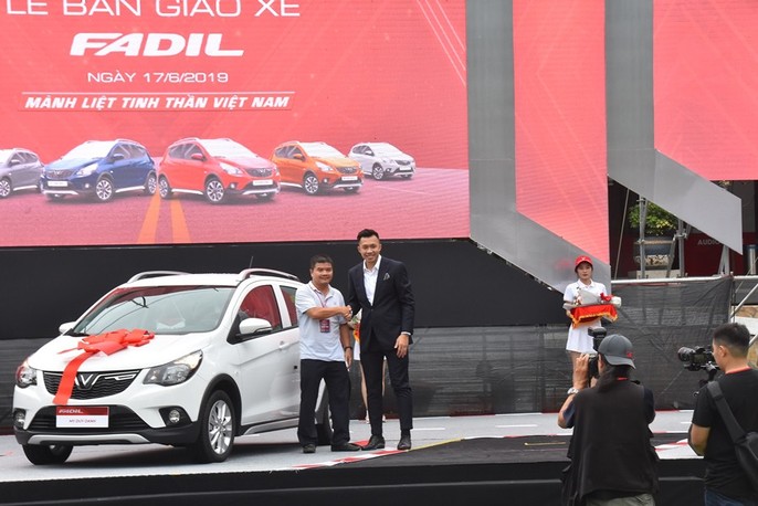 Hàng trăm ô tô thương hiệu Việt VinFast Fadil đến tay khách hàng