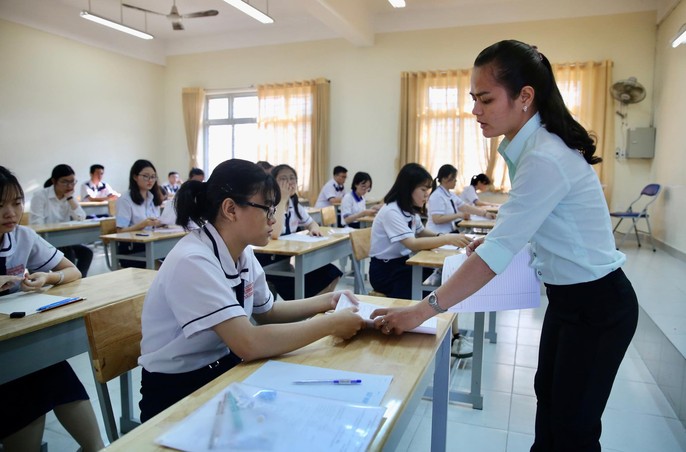 Thi THPT quốc gia 2019: Thí sinh vào thi môn đầu tiên, hi vọng trúng tủ - Ảnh 1.