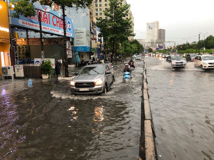 TP HCM: Đường lại thành sông sau trận mưa lớn - Ảnh 5.