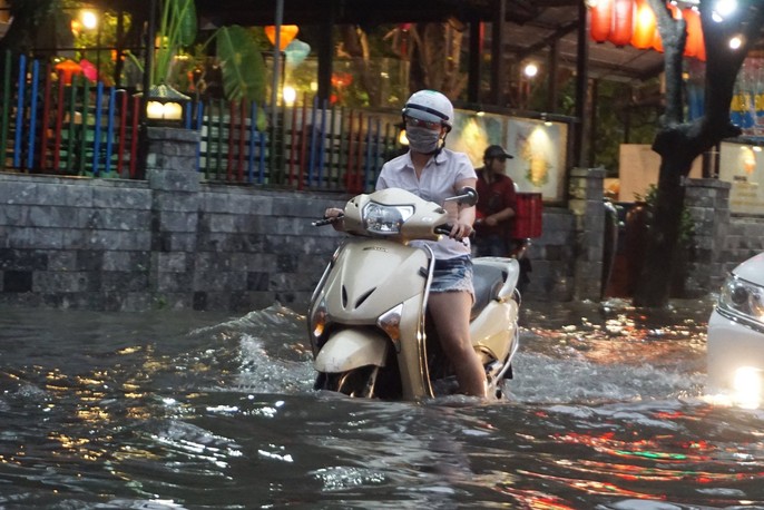 TP HCM: Đường lại thành sông sau trận mưa lớn - Ảnh 6.