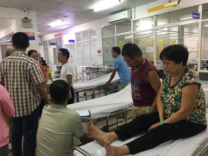 Vụ xe khách tông xe tải: Kính văng tứ tung, trẻ em khóc thét - Ảnh 2. Vụ xe khách tông xe tải: Kính văng tứ tung, trẻ em khóc thét - Ảnh 2.