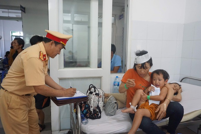 Vụ xe khách tông xe tải: Kính văng tứ tung, trẻ em khóc thét - Ảnh 1. Vụ xe khách tông xe tải: Kính văng tứ tung, trẻ em khóc thét - Ảnh 1.