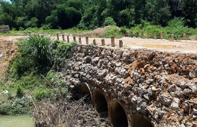  Cận cảnh con đường nát như tương, dân qua lại khốn khổ  - Ảnh 14.