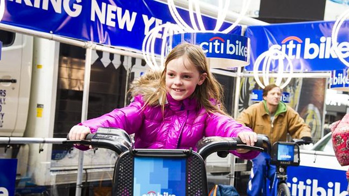 Người dân thành phố New York tham gia đạp xe thắp sáng quả cầu khổng lồ. Ảnh: Courier Mail