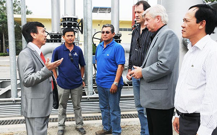Ông David Dương trao đổi với các chuyên gia Mỹ và kỹ sư Việt Nam về việc chuẩn bị những công đoạn cuối cùng để sớm đưa 
nhà máy phát điện đi vào hoạt động