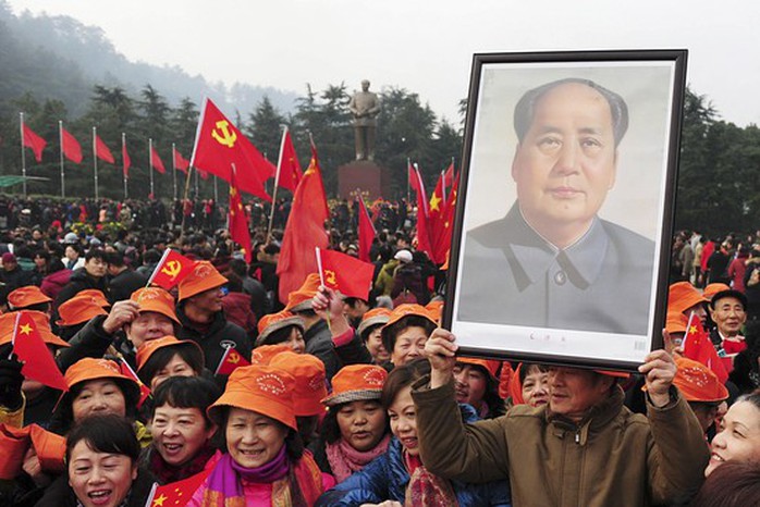 Người dân quê nhà chủ tịch Mao Trạch Đông mừng sinh nhật ông. Ảnh: Reuters