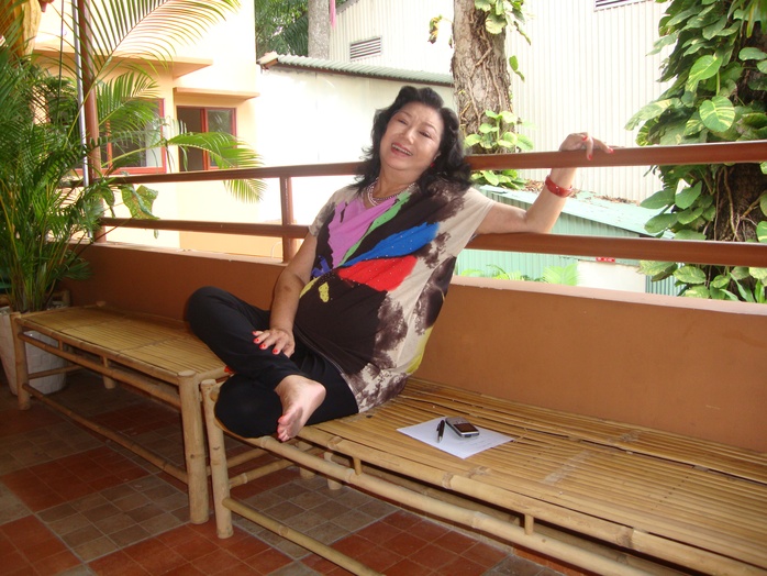 
	NSND Kim Cương đi tập vở Trà Hoa Nữ tại Nhà hát Nón lá Cung Văn hóa Lao Động TP HCM tháng 8-2013.
