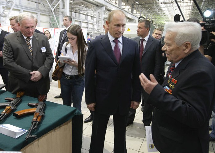 Ông Kalashnikov (bìa phải) cùng Tổng thống Nga Vladimir Putin
Ảnh: RUSSIA TODAY