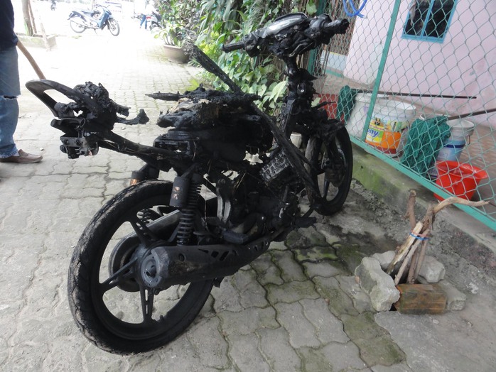 Sau khi bị ngã, chiếc xe máy bỗng dưng bốc cháy trơ khung