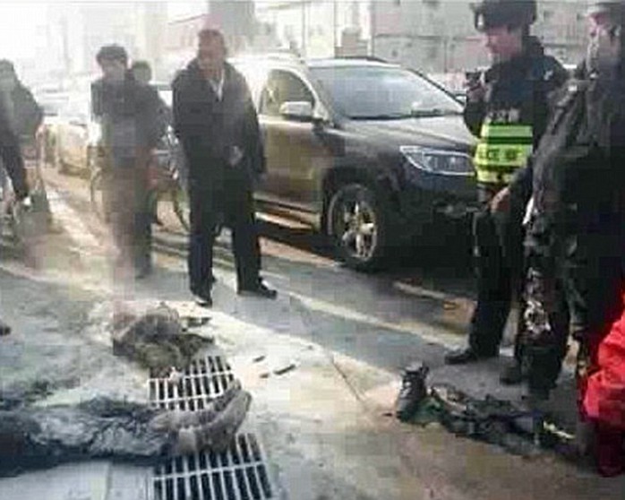 Thi thể tài xế Huang cháy đen nằm bên vệ đường khiến mọi người hỏang sợ. Ảnh: Daily Mail