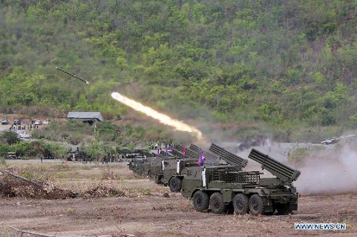 Cuộc tập trận bắn đạn pháo BM-21 hồi tháng 4-2013. Ảnh: News.cn