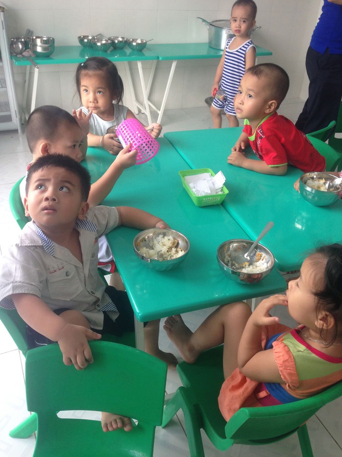 Giờ ăn trưa của một nhóm trẻ gia đình tại quận 7, TP HCM Giờ ăn trưa của một nhóm trẻ gia đình tại quận 7, TP HCM