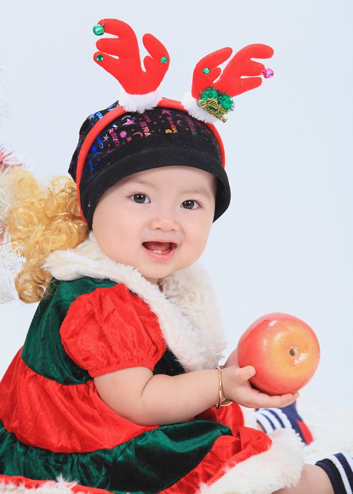 Bé Kim Cương, con gái NS Hồng Tơ