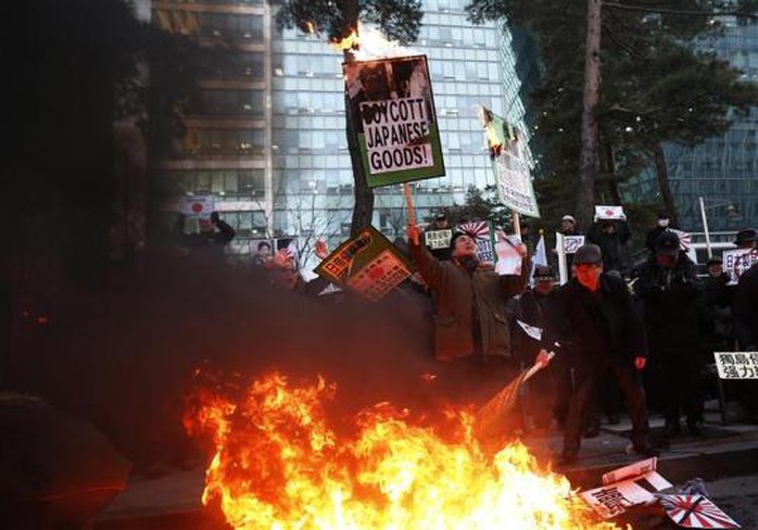 Biểu tình phản đối chuyến thăm đền Yasukuni của ông Abe tại Seoul - Hàn Quốc
Ảnh: REUTERS