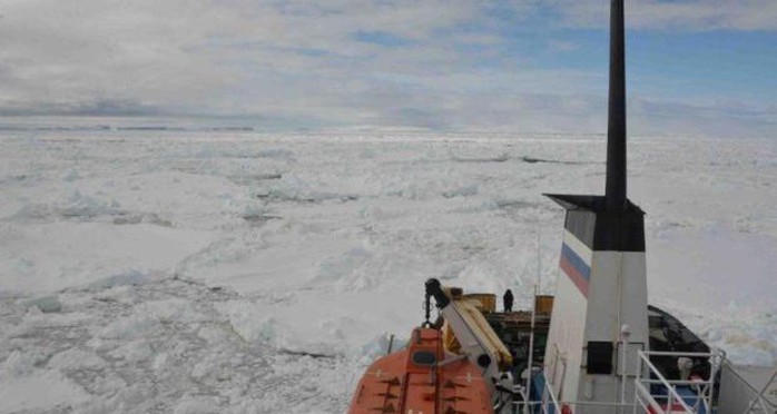 
	Ảnh từ Lực lượng an ninh hàng hải Úc cho thấy tàu MV Akademik Shokalskiy đang kẹt trong băng tuyết dày đặc. Nguồn: EPA