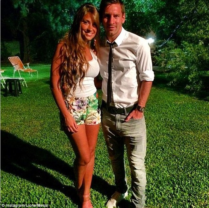 
	Messi và vợ Antonella Roccuzzo ở Rosario, Argentina