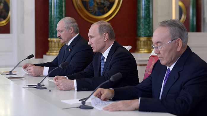 Tổng thống Nga Vladimir Putin (giữa), Tổng thống Belarus Alexander Lukashenko (trái) và Tổng thống Kazakhstan Nursultan Nazarbayev trong cuộc họp báo hôm 24-12. Ảnh: RIA Novosti Tổng thống Nga Vladimir Putin (giữa), Tổng thống Belarus Alexander Lukashenko (trái) và Tổng thống Kazakhstan Nursultan Nazarbayev trong cuộc họp báo hôm 24-12. Ảnh: RIA Novosti