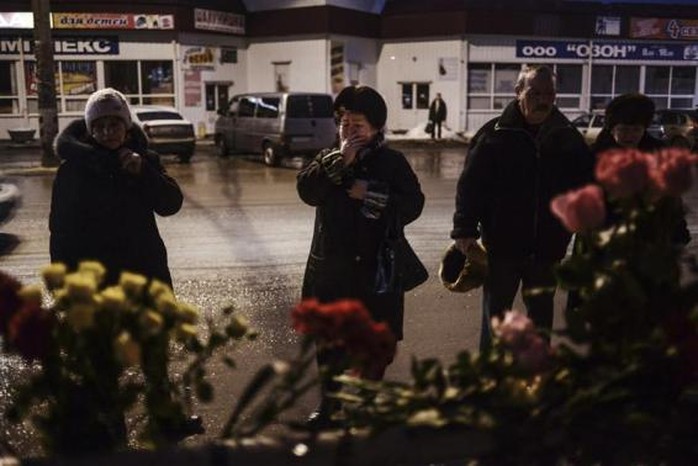 
	Người Nga thương tiếc các nạn nhân vụ đánh bom tự sát. Ảnh: Reuters