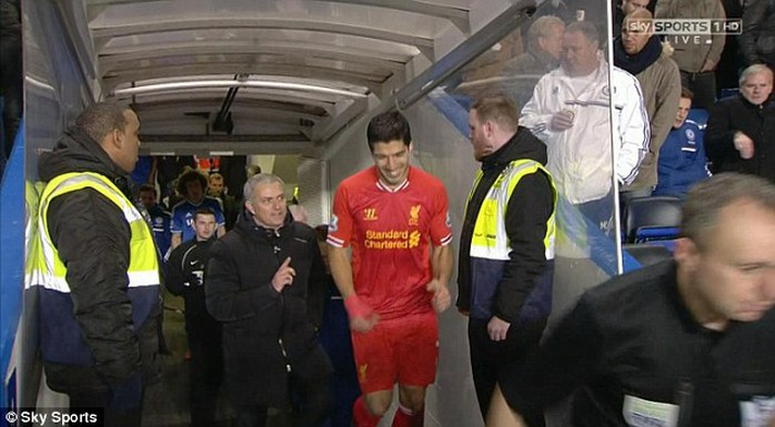 
	HLV Mourinho và Suarez ra sân sau giờ nghỉ giữa hiệp