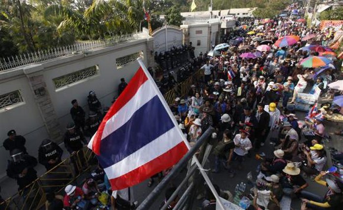 
	Người biểu tình tụ tập bên ngoài ngôi nhà Thủ tướng Yingluck Shinawatra hôm 26-12. Ảnh: Reuters