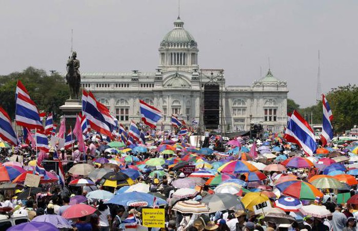 Khoảng 50.000 người biểu tình tuần hành ở Bangkok trước cuộc bỏ phiếu bầu Thượng viện Thái Lan sắp diễn ra ngày 30-3. Ảnh: Reuters