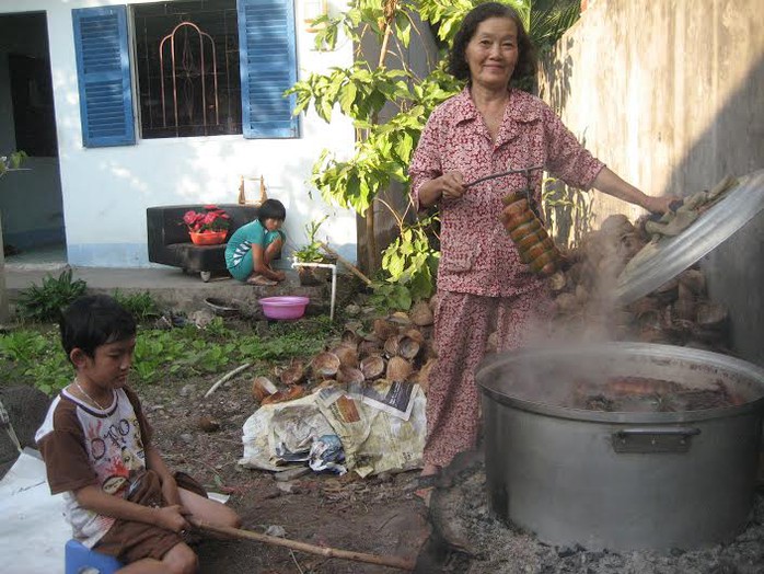 Sau khoảng 4 tiếng đồng hồ nấu, bánh tét sẽ được vớt ra