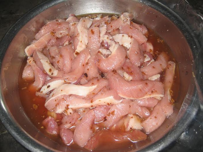 Thịt sườn cốt lết được cắt ra bằng ngón tay cái để làm nhân bánh