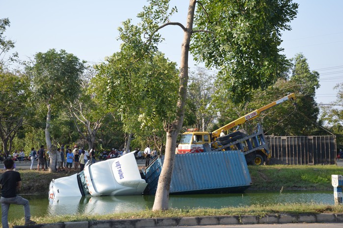 Hiện trường xe container lao xuống ao trên đại lộ