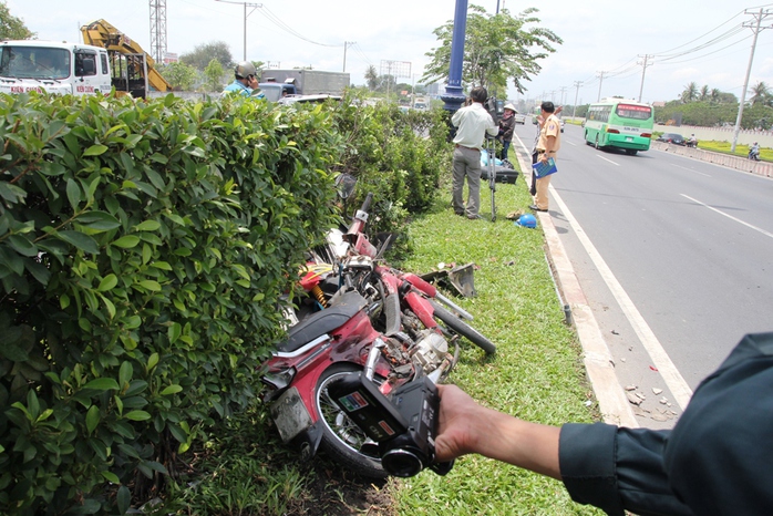 Tai nạn khiến hai công nhân đang cắt tỉa cây xanh nhập viện trong tình trạng nguy kịch