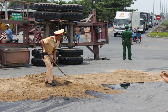 Nhớt đổ ra đường khiến các phương tiện phía sau lưu thông rất khó khăn